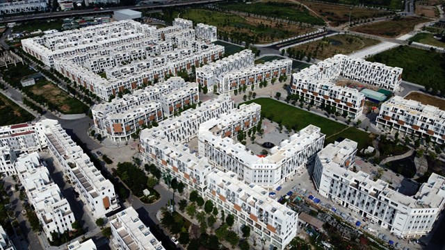 Biệt thự, nhà liền kề có nguy cơ bong bóng. Ảnh Kinh tế & Tiêu dùng. Biệt thự, nhà liền kề có nguy cơ bong bóng. Ảnh Kinh tế & Tiêu dùng.