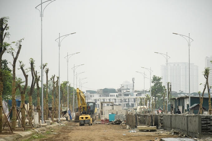 Bên trong khu đất với các lối đi tạm đầy đất cát, xung quanh nhiều máy móc và vật liệu xây dựng để không. &nbsp;