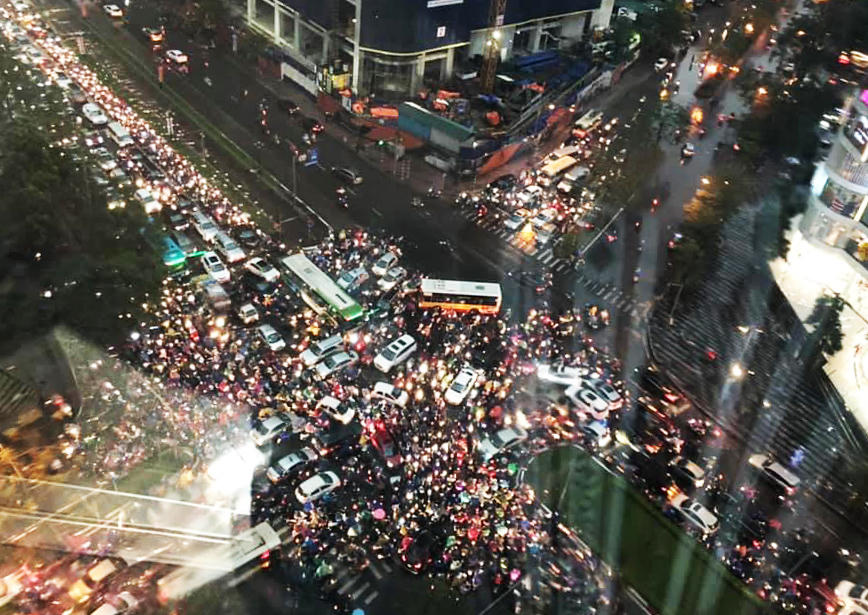 Góc ngã tư đường Lê Văn Lương và Hoàng Đạo Thúy nhiều lần "thất thủ"