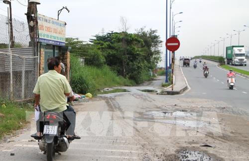 ọc bờ Bắc và bờ Nam sông Rạch Chiếc - TP. Hồ Chí Minh là những dự án hạ tầng, bất động sản lớn được triển khai. Tuy nhiên những sai phạm trong quản lý đất đai xảy ra tại đây đã ảnh hưởng không nhỏ đến diện mạo đô thị khu vực.  Tù mù dự án Khu dân cư Bắc Rạch Chiếc Khu dân cư Bắc Rạch Chiếc (quận 9, quy mô 816 căn chung cư, 123 nền nhà biệt thự, 228 nền biệt thự đơn lập, 286 nền nhà liên kế vườn…) thuộc một trong những dự án thí điểm của thành phố với hình thức giao cho một chủ đầu tư chính đầu tư xây dựng hạ tầng kỹ thuật trục chính. Sau đó phân chia ra nhiều dự án nhỏ để thành phố giao, thuê đất cho các chủ đầu tư thứ cấp, thu tiền sử dụng đất.  Năm 2001, Thủ tướng Chính phủ ký Quyết định số 282/QĐ-TTg giao hơn 78,5 ha đất cho chủ đầu tư chính là Công ty Xây dựng và dịch vụ nhà đất quận 10 (nay là Công ty cổ phần Địa ốc 10 thuộc Tổng Công ty Địa ốc Sài Gòn – TNHH MTV) để xây dựng hạ tầng kỹ thuật trục chính. Sau đó, bàn giao cho UBND thành phố để thành phố giao, thuê đất cho các nhà đầu tư thứ cấp, thu tiền sử dụng đất.  Trong quá trình triển khai, dự án gặp khó khăn về bồi thường giải phóng mặt bằng; giao đất, tách đất cho các dự án thành phần, giao thông kết nối chính chưa hoàn thành nên doanh nghiệp chưa được công nhận chủ đầu tư, chưa giao đất. Chưa kể, dự án vẫn còn tình trạng tranh chấp 160 m dài thuộc quy hoạch đường Đông Tây đang bị rào chắn, lấn chiếm.  Đã hơn 17 năm trôi qua, kỳ vọng tạo điểm sáng diện mạo đô thị cửa ngõ phía Đông của dự án khu dân cư Bắc Rạch Chiếc vẫn hết sức tù mù khi mà hạ tầng kỹ thuật chính vẫn chưa hoàn thành và xuống cấp nghiêm trọng, người dân thiếu đường đi ra trục xa lộ Hà Nội.  Trong khi đó, nhiều khu đất bị bỏ hoang, được cho thuê làm bãi đậu của xe container, gây mất mỹ quan và an ninh trật tự. Nhiều hạng mục của dự án như chợ, công viên, trường học, bưu điện chưa thực hiện. Hiện nay số dân xây nhà sinh sống chỉ mới khoảng hơn 100 hộ trong khi chỉ tiêu dân số quy hoạch hơn 7.000 người.  Liên quan đến vấn đề này, UBND TP. Hồ Chí Minh đã chủ trì nhiều cuộc họp, ra nhiều thông báo chỉ đạo giải quyết nhưng đến nay công tác bồi thường giải phóng mặt bằng, làm hạ tầng giao thông, giao đất cho dự án thành phần… vẫn rơi vào bế tắc.  Mới đây, Thanh tra TP. Hồ chí Minh đã có kết luận về nhiều sai phạm tại dự án khu dân cư Bắc Rạch Chiếc. Trên cơ sở đó, Chủ tịch UBND TP. Hồ Chí Minh Nguyễn Thành Phong đã giao Cơ quan Cảnh sát Điều tra Công an thành phố điều tra làm rõ vi phạm pháp luật đối với Công ty cổ phần Địa ốc 10, yêu cầu Công ty cổ phần Phát triển Hàng Hải nộp về cho thành phố gần 6 tỷ đồng.  Theo UBND thành phố, các hành vi của Tổng công ty Địa ốc Sài Gòn có dấu hiệu làm trái quy định của Nhà nước khi ký hợp đồng nguyên tắc với Công ty cổ phần Saca và Chi nhánh Vận tải phía Nam – Công ty Vận tải Ô tô 6 thuộc Cục Đường bộ (nay là Tổng cục Đường bộ Việt Nam) có nội dung giao đất cho đơn vị thực hiện dự án.  Buông lỏng quản lý đất đai tại TP. HCM: Nỗi buồn mang tên 'Rạch Chiếc'  Không có đường vào Khu dân cư Bắc Rạch Chiếc nên người dân chấp nhận cảnh đi ngược chiều dưới chân cầu Rạch Chiếc. Ảnh: Trần Xuân Tình - TTXVN  Tương tự, các hành vi của các cá nhân tại Công ty Xây dựng và Dịch vụ Nhà đất quận 10 ký hợp đồng kinh tế với Công ty Phát triển Hàng hải, Công ty TNHH Thương mại Him Lam được tham gia nhà đầu tư thứ cấp trước khi có dự án khu dân cư Bắc Rạch Chiếc có dấu hiệu làm trái quy định.  Mặt khác, trong hơn 17.000 m2 mà Công ty cổ phần Địa ốc 10 liên doanh với Công ty TNHH phát triển DacDong (Hàn Quốc) còn gần 1.300 m2 đất chưa bồi thường xong. Thế nhưng, Công ty cổ phần Địa ốc 10 vẫn được Giám đốc Sở Tài nguyên và Môi trường thành phố cấp Giấy chứng nhận quyền sử dụng đất.  Ngoài ra, UBND thành phố cũng giao Thanh tra thành phố làm rõ các thủ tục ký kết không đảm bảo về pháp lý, không ghi ngày tháng hợp đồng liên doanh, vay vốn để Sở Tài nguyên và Môi trường thành phố cấp giấy chứng nhận quyền sử dụng đất đối với 216 lô đất trong dự án 20,8 ha cho Công ty cổ phần Địa ốc 10 đăng ký làm nhà đầu tư thành phần tại phường Phước Long A, quận 9.  “Biến tướng” Khu dân cư Nam Rạch Chiếc Năm 2015, Công ty TNHH Nam Rạch Chiếc đề xuất được làm dự án đường song hành cao tốc TP. Hồ Chí Minh – Long Thành – Dầu Giây (từ đường Mai Chí Thọ quận 2 qua Khu dân cư Nam Rạch Chiếc đến đường Vành đai 2) theo hình thức đầu tư đổi đất lấy hạ tầng (BT).  Về phương thức thanh toán, Công ty TNHH Nam Rạch Chiếc yêu cầu thành phố giao các khu đất thuộc Khu tái định cư 30 ha còn lại của UBND quận 2 trong Khu dân cư 90 ha Nam Rạch Chiếc, phường An Phú (quận 2) để thực hiện dự án khác.  Sau khi có ý kiến của các bộ, ngành và Chính phủ, ngày 10/10/2016, ông Lê Văn Khoa - Phó Chủ tịch UBND TP. Hồ Chí Minh ký Quyết định số 5285/QĐ-UBND về việc lựa chọn nhà đầu tư thực hiện dự án nói trên đối với Công ty TNHH Nam Rạch Chiếc theo Điều 26 Luật Đấu thầu (lựa chọn nhà đầu tư trong trường hợp đặc biệt).  Buông lỏng quản lý đất đai tại TP. HCM: Nỗi buồn mang tên 'Rạch Chiếc'  Xây dựng nham nhở tại Khu dân cư Bắc Rạch Chiếc. Ảnh: Trần Xuân Tình - TTXVN  Đến ngày 28/4/2017, UBND thành phố ký hợp đồng BT không chỉ với Công ty TNHH Nam Rạch Chiếc mà còn cả với Công ty cổ phần Bất động sản Tiến Phước theo hình thức liên danh chủ đầu tư.  Điều này khiến dư luận không khỏi băn khoăn khi Công ty TNHH Nam Rạch Chiếc được chỉ định nhà đầu tư trong trường hợp đặc biệt nhưng lại vẫn phải liên danh với một đơn vị khác để cùng tham gia?  Chỉ một ngày sau đó (29/4/2017), liên doanh nhà đầu tư này khởi công dự án theo hình thức BT với tổng mức đầu tư 808 tỷ đồng. Về quy mô, dự án gồm 2 đoạn đường song hành bên phải tuyến cao tốc TP. Hồ Chí Minh - Long Thành - Dầu Giây có tổng chiều dài gần 3,4 km, rộng 20 m, đáp ứng 4 làn xe, xây dựng 3 cầu mới.  Tiếp đến, vào ngày 13/10/2017, ông Trần Vĩnh Tuyến - Phó Chủ tịch UBND TP. Hồ Chí Minh ký Quyết định số 5452/QĐ-UBND về giao đất, cho thuê đất để thanh toán hợp đồng BT dự án nói trên. Quyết định này thể hiện, UBND thành phố đã thoả thuận với Liên danh Công ty TNHH Nam Rạch Chiếc, Công ty cổ phần Bất động sản Tiến Phước và Công ty TNHH Bất động sản Nguyên Phương về việc tiếp nhận, thực hiện quyền và nghĩa vụ nhà đầu tư thực hiện hợp đồng BT.  Từ đó, UBND TP. Hồ Chí Minh chấp thuận cho Công ty TNHH Bất động sản Nguyên Phương sử dụng khu đất hơn 14,8 ha tại phường An Phú, quận 2; trong đó, đất ở, đất thương mại dịch vụ, văn phòng, khách sạn là 8,8 ha, còn lại là đất công trình nội khu, công cộng để thanh toán cho hợp đồng BT đường song hành từ đường Mai Chí Thọ qua khu dân cư Nam Rạch Chiếc đến Vành đai 2.  Về cơ chế thanh toán quỹ đất cho nhà đầu tư, tại Công văn số 829/TTg-KTN ngày 19/5/2016, Phó Thủ tướng Trịnh Đình Dũng đã yêu cầu UBND TP. Hồ Chí Minh giao đất trên cơ sở điều kiện, trình tự, thủ tục tuân thủ quy định của pháp luật về đất đai.  Đến đây dư luận đặt câu hỏi, tại sao không tham gia ngay từ đầu dự án và không thể hiện trong hợp đồng BT nhưng sau đó Công ty TNHH Bất động sản Nguyên Phương lại xuất hiện và được UBND thành phố chấp thuận lấy 14,8 ha đất tại phường An Phú, quận 2 để thanh toán cho liên danh nhà đầu tư?  Theo Quyết định số 51/2014/QĐ-UBND ngày 31/12/2014 của UBND TP. Hồ Chí Minh ban hành giá đất trên địa bàn áp dụng từ ngày 1/1/2015 đến ngày 31/12/2019 thì giá đất ở khu vực phường An Phú, quận 2 có mức từ 5,2 triệu đồng/m2 – 21 triệu đồng/m2. Vậy 14,8 ha đất thanh toán giá trị hợp đồng BT, chỉ tính trung bình giá đất phường An Phú là 13 triệu đồng/m2 sẽ có giá trị hơn 1.900 tỷ đồng, cao hơn tổng mức đầu tư dự án 1.100 tỷ đồng. Còn nếu tính riêng 8,8 ha thuộc 14,8 ha là đất ở, đất thương mại dịch vụ, văn phòng, khách sạn cũng có giá 1.144 tỷ đồng, cao hơn tổng mức đầu tư dự án là 336 tỷ đồng.  Trong khi đó, giá bán một số dự án căn hộ tại khu vực phường An Phú, quận 2 từ 70 – 100 triệu đồng/m2 (như dự án Lakeview City của Tập đoàn Novaland). Còn theo định giá của công ty định giá đất Gachvang.com, khu vực phường An Phú, quận 2 có giá từ 106 triệu đồng/m2.  Như vậy, khu đất 14,8 ha nếu được bán theo bảng giá mà chính UBND TP. Hồ Chí Minh ban hành tại Quyết định số 51/2014/QĐ-UBND ngày 31/12/2014 cũng như theo giá giao dịch thị trường từ năm 2015 trở lại đây thì sẽ có giá trị lên tới hàng nghìn tỷ đồng. Ai sẽ chịu trách nhiệm cho thiệt hại ngân sách Nhà nước.  Trần Xuân Tình