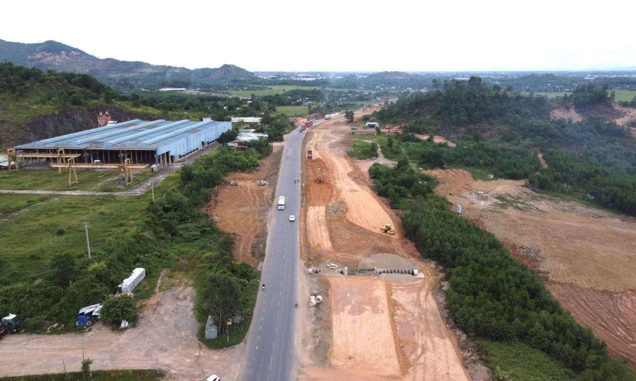  Dự án cao tốc Hòa Liên - Túy Loan thuộc tuyến cao tốc Bắc – Nam phía Đông do Ban Quản lý dự án đường Hồ Chí Minh làm chủ đầu tư, khởi công từ tháng 9/2023, dự kiến hoàn thành cuối năm 2025.