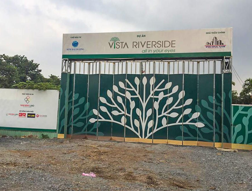 Dự án Vista Riverside mặc dù mới đang ép cọc, thử tải, chưa có dấu hiệu xây dựng nhưng chủ đầu tư và đơn vị phân phối đã tổ chức mở bán, ký hợp đồng giữ chỗ, đặt cọc để huy động vốn trái phép. Ảnh: V.D