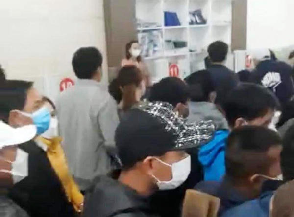 Hình ảnh chen lấn nộp hồ sơ làm thủ tục đất đai tại Bộ phận "Một cửa" UBND huyện Hòa Vang được đưa lên mạng xã hội &nbsp;