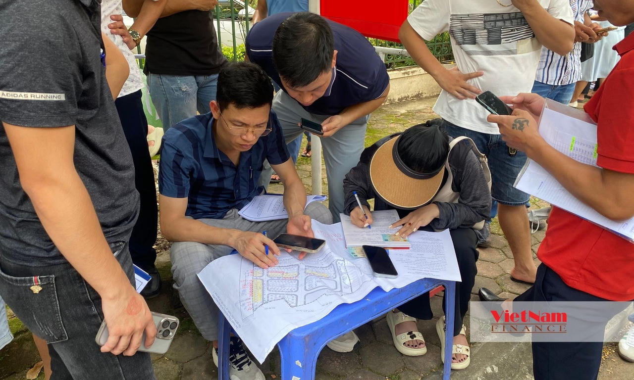 Các nhà đầu tư trúng đấu giá "sang tên" ngay khi vừa ra cổng UBND huyện Phúc Thọ, nơi diễn ra phiên đấu giá.