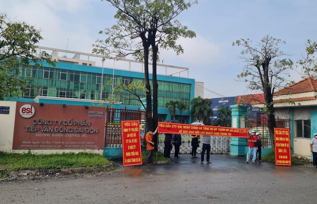 Khách hàng tập trung căng băng rôn đòi Công ty ESL bàn giao đất &nbsp;