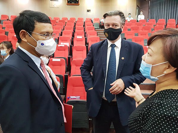 Bà Huỳnh Liên Phương (bìa phải) giới thiệu với Phó Chủ tịch Thường trực UBND TP Hồ Kỳ Minh (bìa trái) các nhà đầu tư nước ngoài quan tâm các dự án kêu gọi đầu tư vào TP Đà Nẵng. &nbsp;