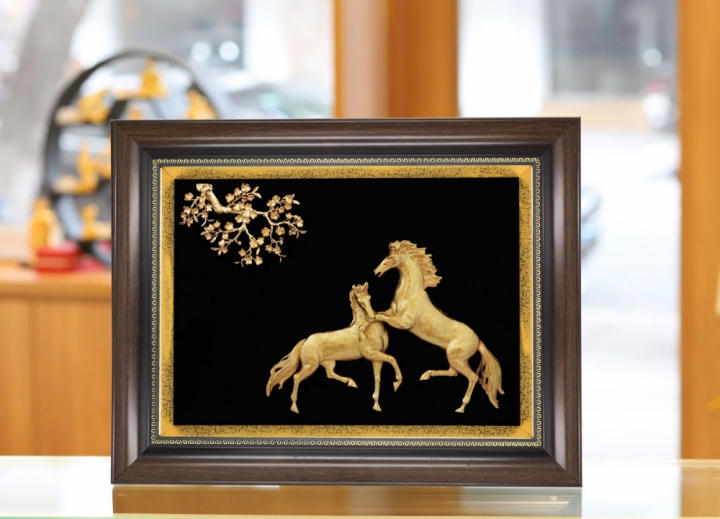 
&nbsp;Tranh Song Mã mạ vàng
