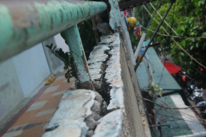 Người Sài Gòn sống trong chung cư xuống cấp, tường nhà nứt toác phải cột bằng dây kẽm, đổ sập bất cứ lúc nào