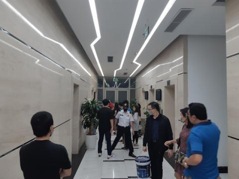 Sự cố mất điện khiến nhiều cư dân tại chung cư 6th Element hoảng loạn. Ảnh: GĐ&XH &nbsp;