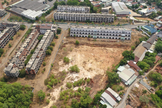 Dự án đến nay vẫn bị cắm biển báo nhằm ngăn chặn việc mua bán, chuyển nhượng trái phép khi chưa bảo đảm theo quy định của pháp luật.&nbsp;