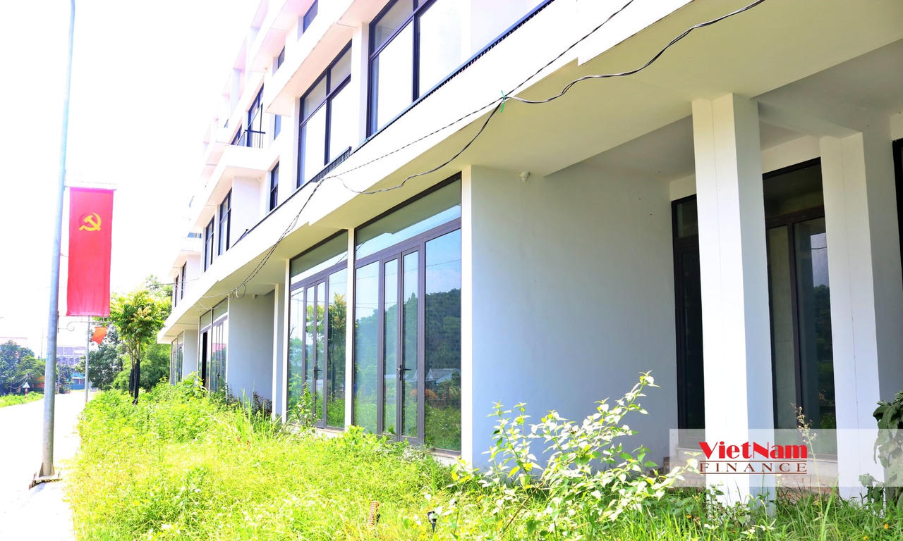 Dãy shophouse nằm tiếp giáp với mặt đường mặc dù đã được xây dựng xong nhưng không có dấu hiệu của người ở. Bên cạnh đó, cỏ dại cũng mọc um tùm phía trước dãy shophouse.