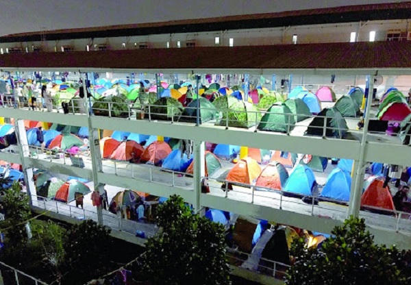 Cả doanh nghiệp và người lao động đều đang gặp khó khi thực hiện “3 tại chỗ”. &nbsp;