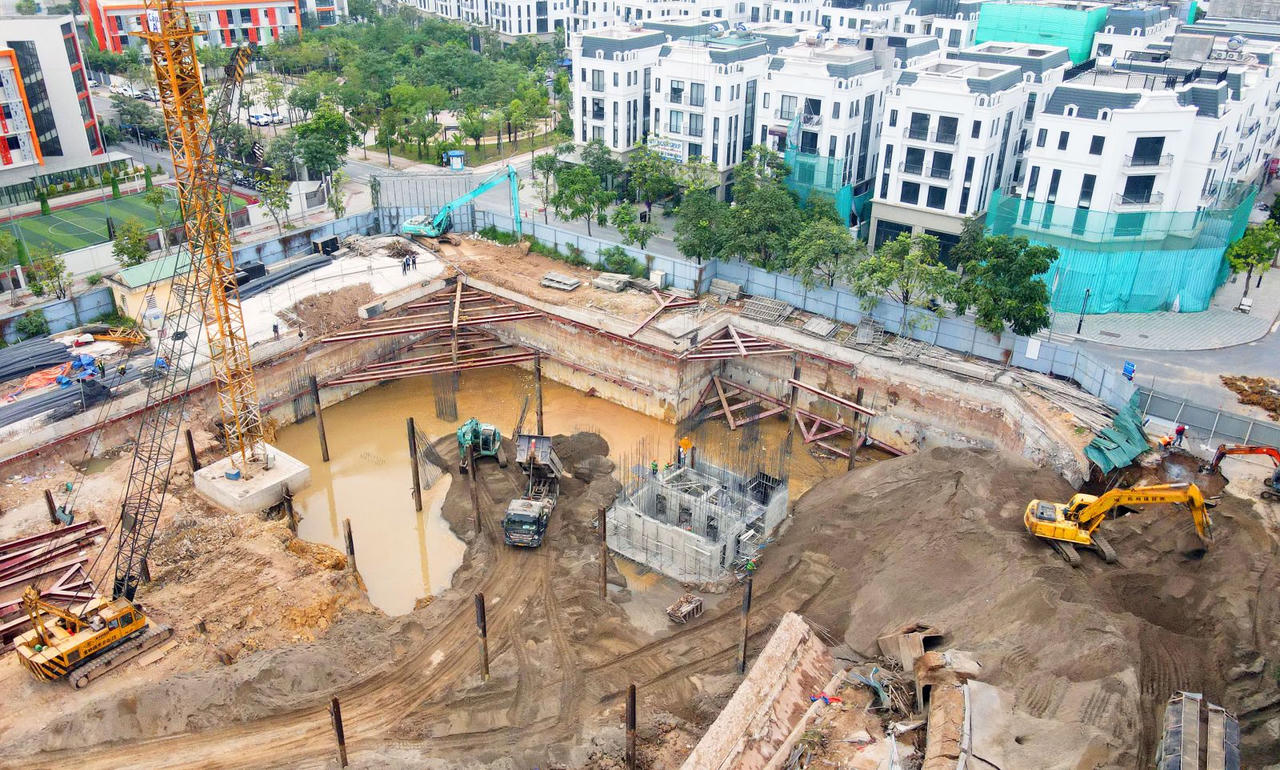 Đang thi công bị sụp móng, ông chủ nào đứng sau Ruby Riverside?