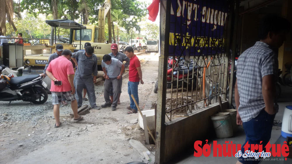 BQT chung cư Miếu Nổi làm đường không phép bị xử phạt.&nbsp; &nbsp;