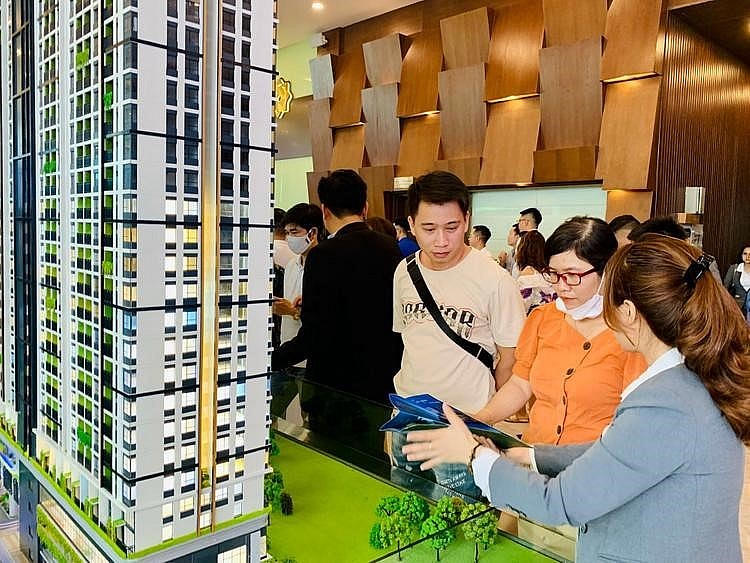 Thông tin ‘bán cắt lỗ’ xuất hiện trên thị trường đã tạo ra tâm lý kỳ vọng giá sẽ tiếp tục giảm sâu ở nhà đầu tư.