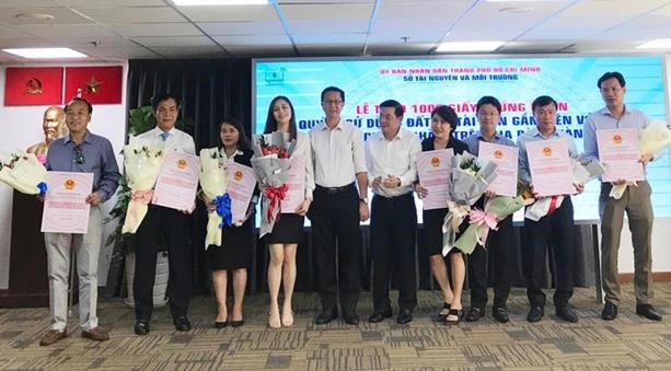&Ocirc;ng Nguyễn To&agrave;n Thắng, Gi&aacute;m đốc Sở T&agrave;i nguy&ecirc;n - M&ocirc;i trường TPHCM trao giấy chủ quyền nh&agrave; ở cho 16 dự &aacute;n
