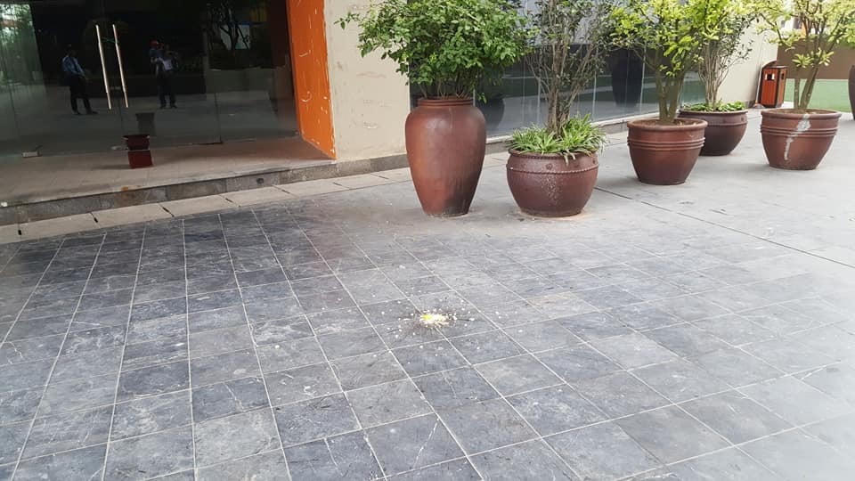 Người dân bịt mũi, nín thở sống trong chung cư tiền tỷ 