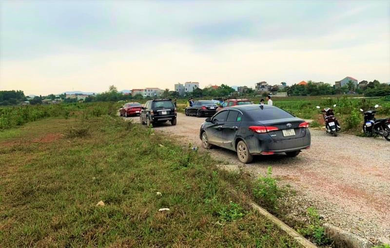 Đất nông thôn lại lên cơn sốt nóng từ các phiên đấu giá. &nbsp;