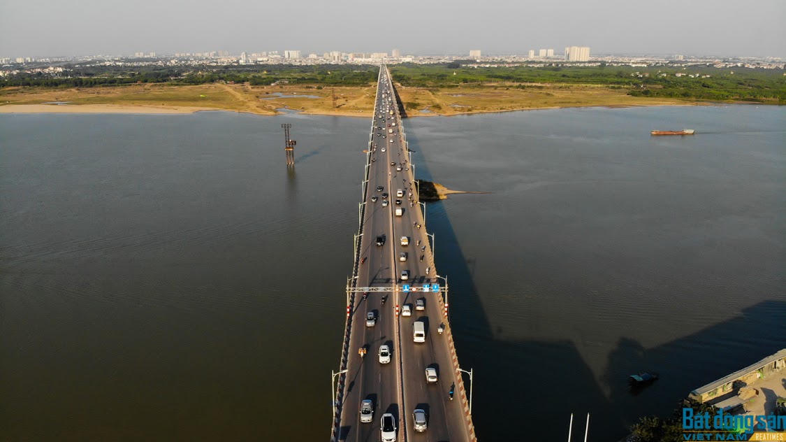 Thông tin quy hoạch đô thị sông Hồng cũng khiến nhiều khu vực vùng ven Hà Nội thổi bùng lên cơn sốt đất. Ảnh: Trịnh Tây &nbsp;