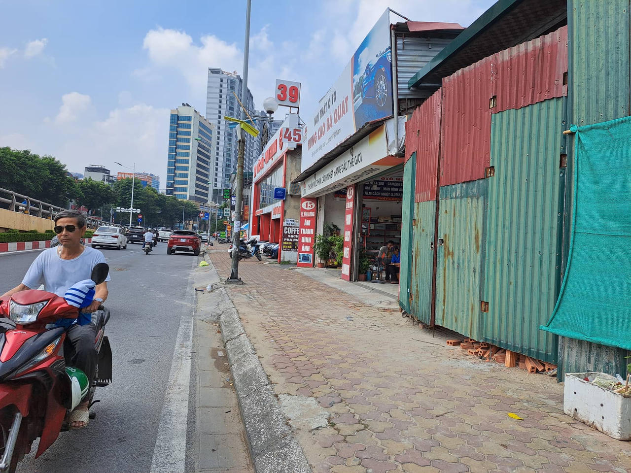Một phần khác vẫn là các công trình nhà ở riêng lẻ, hàng quán hiện hữu của người dân. &nbsp;