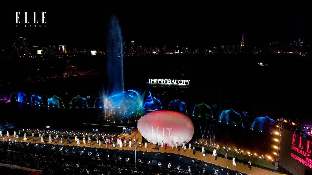 Sàn diễn dài 130m bố trí cạnh khu kênh đào với hệ thống nhạc nước lớn nhất Đông Nam Á được thiết kế riêng cho sự kiện. Ảnh: ELLE Vietnam &nbsp;