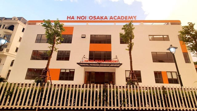 Dự &aacute;n c&oacute; đầy đủ c&aacute;c tiện &iacute;ch ti&ecirc;u chuẩn như trường học, bể bơi, 2 hầm để xe rộng r&atilde;i&hellip; &nbsp;