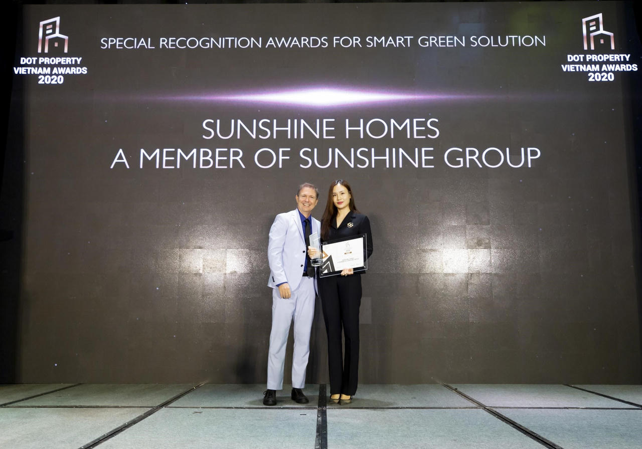 Bà Đỗ Hồng Nhung - Tổng giám đốc Sunshine Sài Gòn đại diện Sunshine Homes nhận “Giải thưởng công nhận đặc biệt cho giải pháp xanh - thông minh 2020” tại Dot Property Vietnam Awards 2020