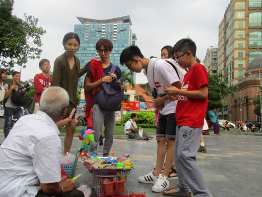  Giua Sai Gon nao nhiet co cu ong ngoi ban ‘ve ve tuoi tho’