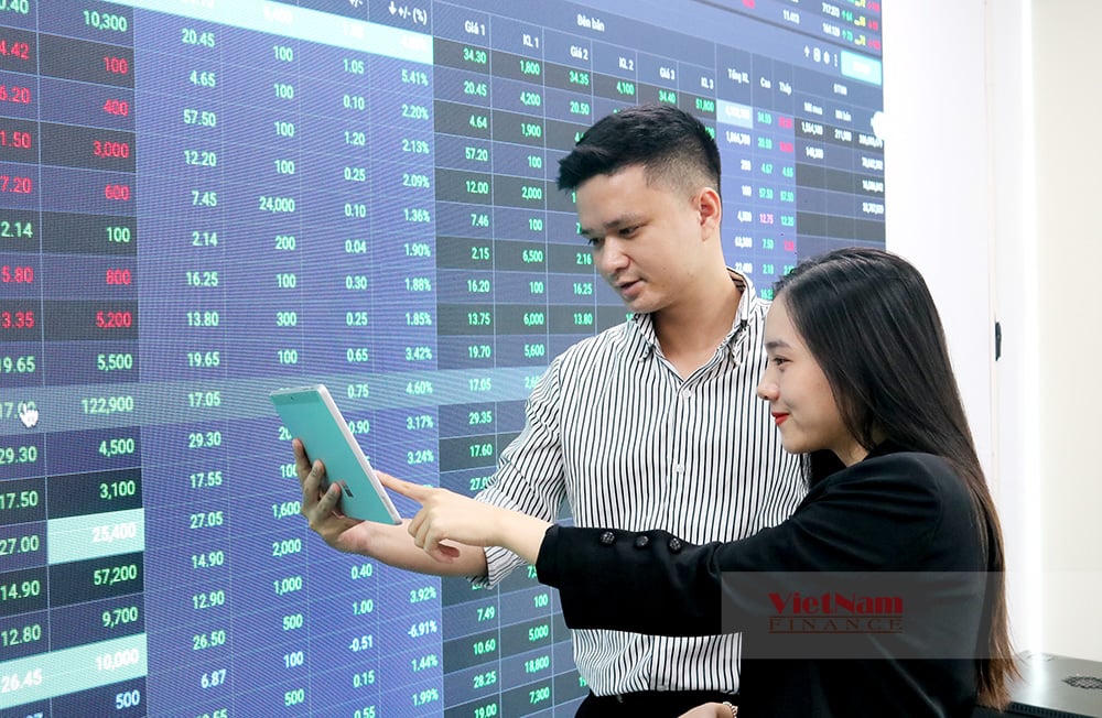 VN-Index tái cân bằng sau quãng sụt bất ngờ?