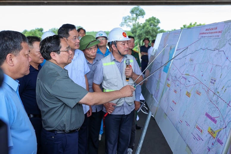 Thủ tướng yêu cầu Tỉnh khẩn trương quy hoạch, phát triển các khu công nghiệp, đô thị, dịch vụ… khai thác quỹ đất dọc theo các tuyến đường, phát triển kinh tế - xã hội - Ảnh: VGP/Nhật Bắc