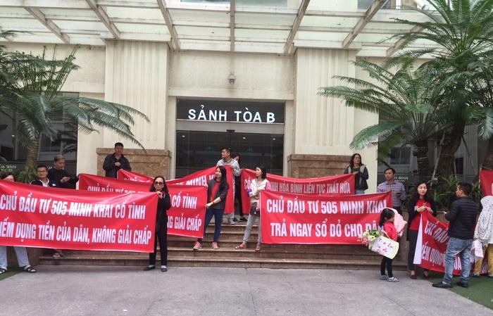 Cư dân Hòa Bình Green City căng băng rôn tố chủ đầu tư chưa trả sổ hồng như cam kết vào ngày 24/11.