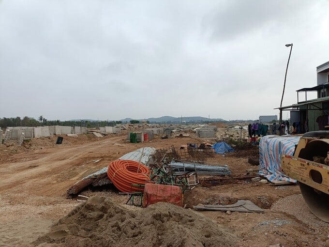 Ảnh chụp tại dự án Tuyến đường Tây Sầm Sơn 5: Tại công trình, nhiều sắt thép để không được bảo quản nên bị hoen gỉ nhiều nguy cơ ảnh hướng đến chất lượng công trình (nếu không xử lý trước khi thi công). Ảnh chụp hồi tháng 5/2024.