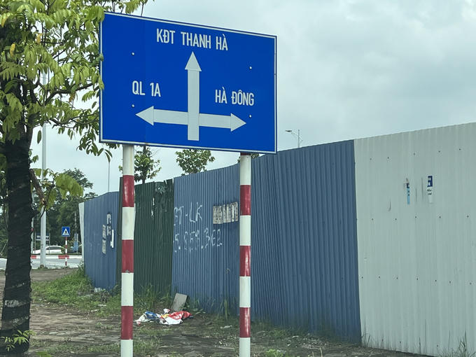 Nhiều khu đất nằm ngay mặt đường trục phía Nam từ nhiều tháng nay vẫn quây tôn chưa được tiếp tục thi công. Ảnh: Đức Nguyễn &nbsp;