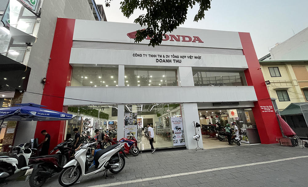 Một trong 4 hệ thống cửa hàng HEAD Doanh Thu nằm tại đường Phạm Văn Đồng. Ảnh Lê Ngà