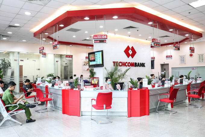 Lãnh đạo Techcombank cho biết, ngân hàng luôn nhất quán, việc chia cổ tức bằng tiền, phát hành thêm để tăng vốn, sẽ phụ thuộc vào việc này có mang lại lợi ích dài hạn cho ngân hàng hay không. &nbsp;