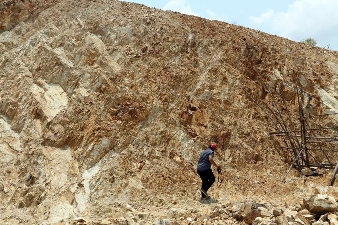 Một vách núi bị 