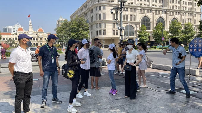 Phụ huynh đặt nghi vấn: Hơn 4.000 tỷ đồng huy động tại Trường Quốc tế Mỹ (AISVN) đã đi đâu? (ảnh chụp số phụ huynh trước cổng trụ sở UBND Tp.HCM sáng ngày 21/3).