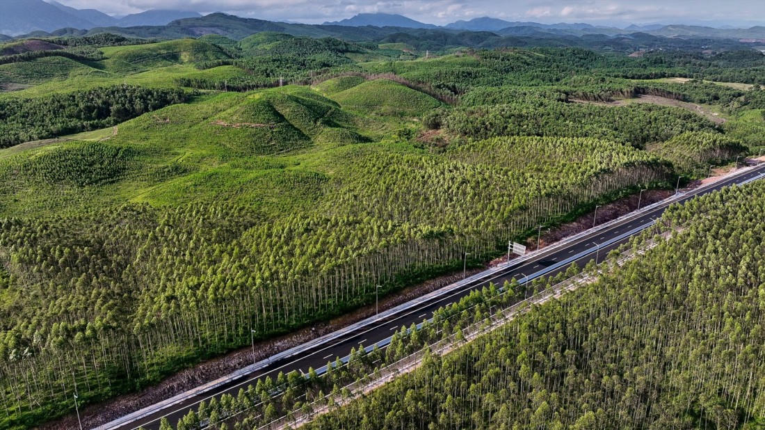 Trong quá trình xây dựng cao tốc, người dân đã tích cực ủng hộ, nhất là chủ động bàn giao mặt bằng sớm, thuận lợi, góp phần đẩy mạnh tiến độ thi công.