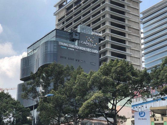 Dân chơi Sài Gòn đốt tiền, ùn ùn kéo nhau lên nóc nhà