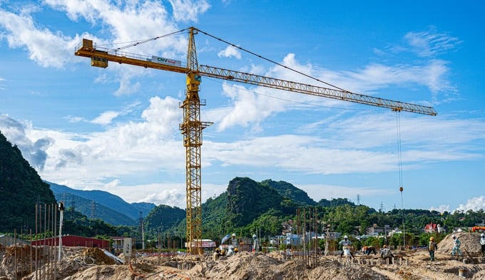 Các công nhân, kỹ sư đang hối hả thi công trên công trường. Ảnh: Ngọc Đẹp &nbsp;
