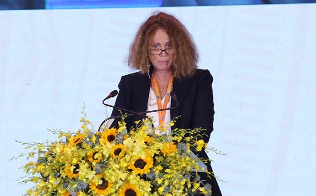 Giám đốc quốc gia Ngân hàng Thế giới tại Việt Nam Carolyn Turk cam kết đóng góp kiến thức và kinh nghiệm toàn cầu vì sự phát triển bền vững của Đà Nẵng (Nguồn ảnh: Báo Đầu tư) &nbsp;