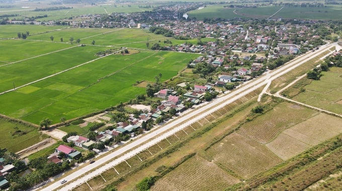 Trong tổng chiều dài 19,2km của đê La Giang, hơn 12km đã được bê tông hóa (Ảnh: Internet) &nbsp;