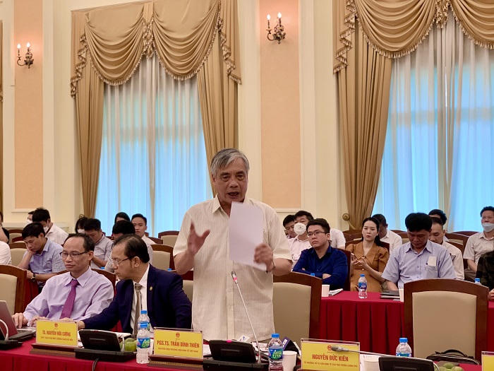 PGS.TS Trần Đình Thiên phát biểu tại tọa đàm. &nbsp;