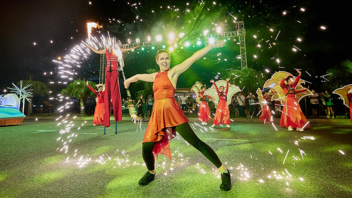 Đà Nẵng ‘bùng nổ’ trong đêm mở màn lễ hội Carnival đường phố Sun Fest