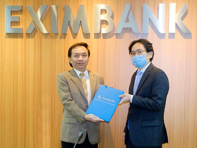 Ông Yasuhiro Saitoh – Chủ tịch HĐQT Eximbank (bên phải) trao Quyết định bổ nhiệm ông Trần Tấn Lộc giữ chức vụ Tổng Giám đốc Eximbank tại thời điểm ngày 8/9/2021. Ảnh: Eximbank. &nbsp;