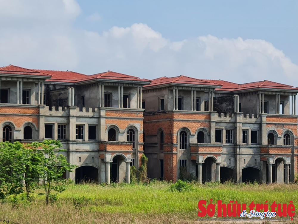 &nbsp;Điều đáng nói, Khu biệt thự Dragon Hill chỉ cách Trung tâm hành chính tỉnh khoảng hơn 1km, xung quanh nhiều công trình, đường sá rộng rãi nhưng lại “bỏ hoang”, xuống cấp khiến nhiều người đi qua không khỏi xót xa, tiếc nuối.