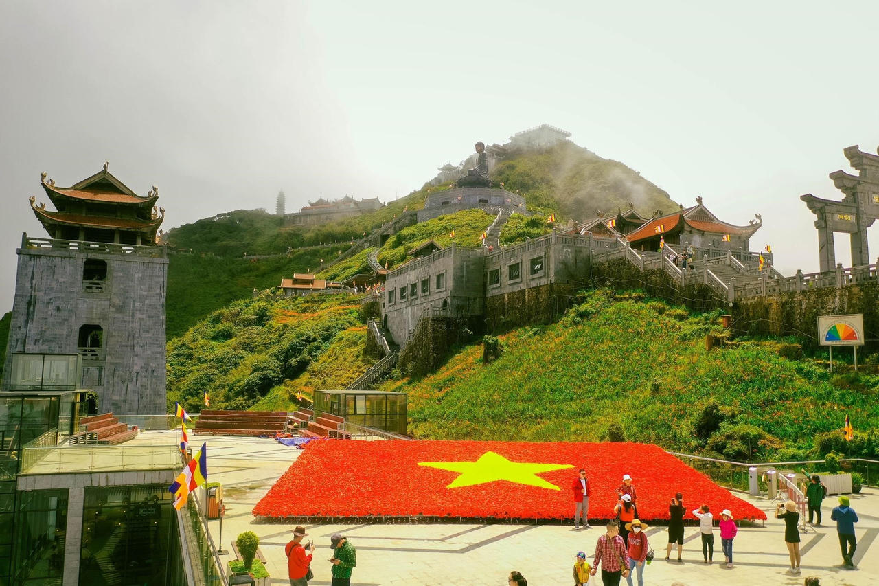 Lá cờ Tổ quốc được kết bằng 150.000 bông hoa hồng, hoa cúc tươi trên đỉnh Fansipan &nbsp;