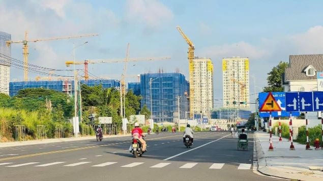 Một loạt dự án bất động sản quanh trục Đông Tây mới khánh thành. Ảnh: Hạ Vy &nbsp;