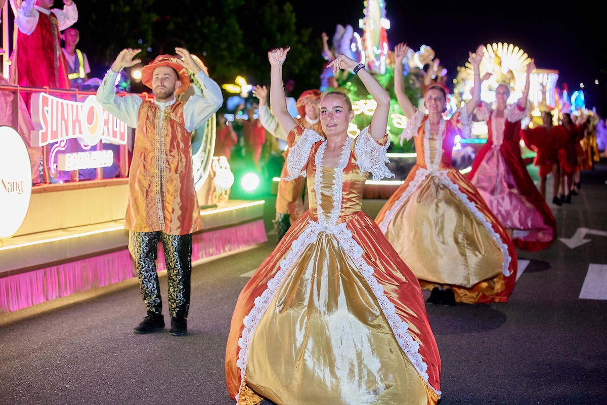 Đà Nẵng ‘bùng nổ’ trong đêm mở màn lễ hội Carnival đường phố Sun Fest