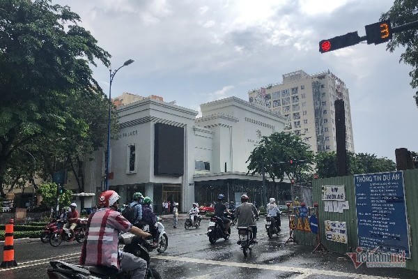 Bất chấp lệnh tháo dỡ, chủ đầu tư Riverside Palace vẫn ngang nhiên cho nhà hàng hoạt động